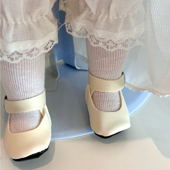 16" Porcelain Bride Doll in While Lace Wedding Dress with Dove, Flowers & Stand - Picture 8 of 8